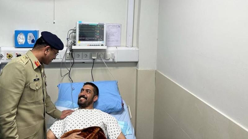 COAS meets officers, soldier injured in Bannu Operation at CMH