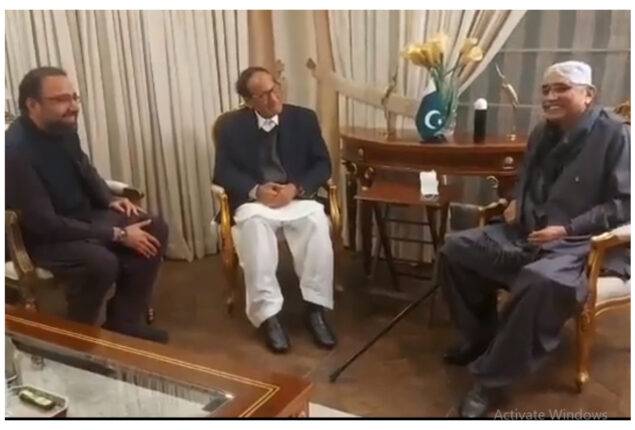 Shujaat calls on Zardari at Bilawal House to discuss political situation