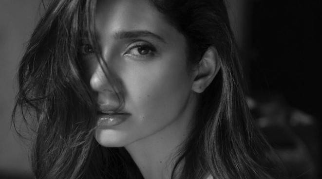 Mahira Khan's hot black and white pic storm the internet
