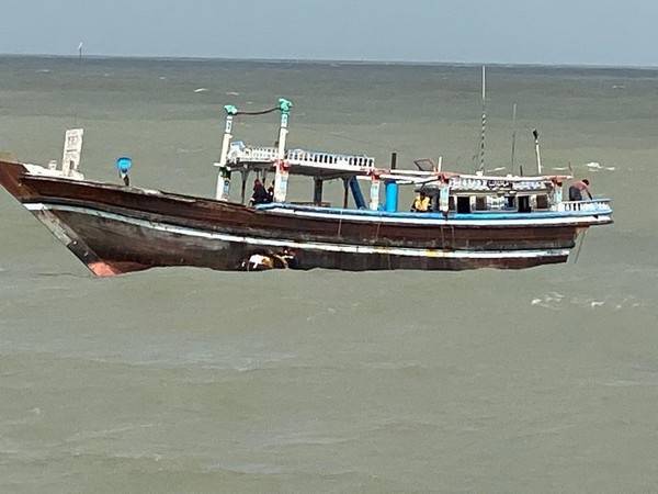 Pakistan detains six Indian fishermen, seizes their boat
