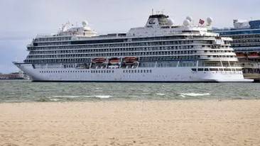 Cruise passengers stranded by 'marine growth'