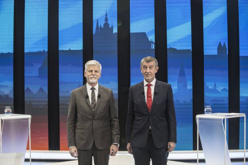 Ex-paratrooper set to sweep Czech president vote against former PM