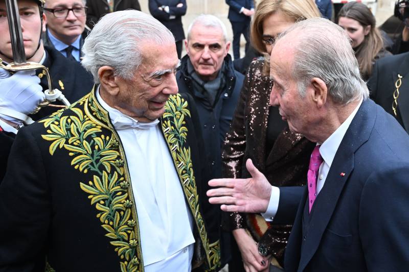 Peruvian writer and Nobel literature prize winner Mario Vargas Llosa (L) speaks with Spain's former King Juan Carlos I (R) at the end of the ceremony of the Academie Francaise (French Academy), in Paris. AFP