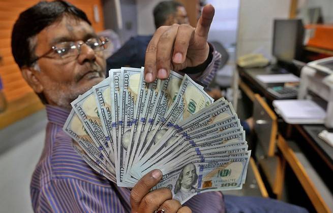 Unsuccessful talks with the IMF and sharp plunge in country’s foreign exchange reserves, the Pakistani rupee gave in to the US dollar in the interbank market, losing 49 paisas snapping its winning streak of many days