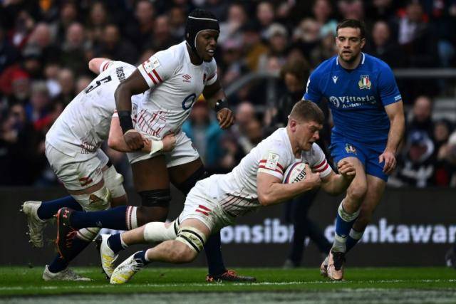 England beat Italy to give Borthwick a first win as coach