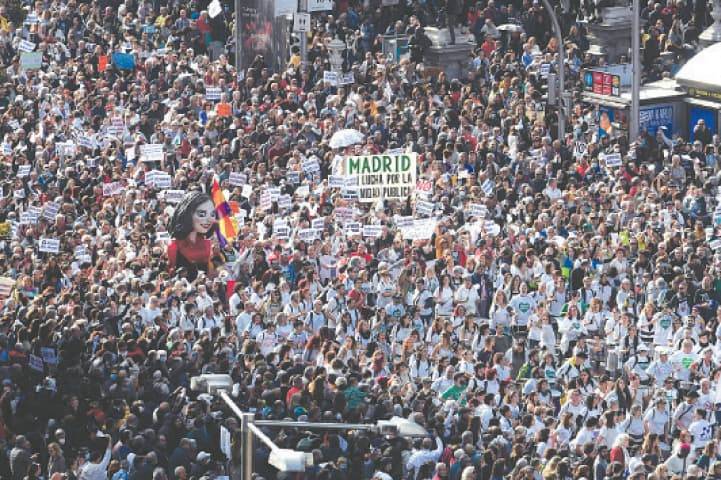 Mass protest demands better health care in Madrid