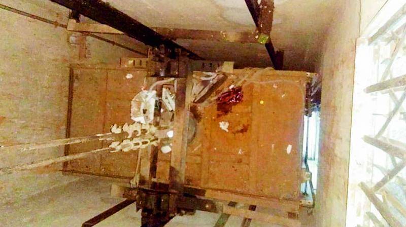 Woman died after falling from a lift of a private hospital in Karimabad area of Karachi