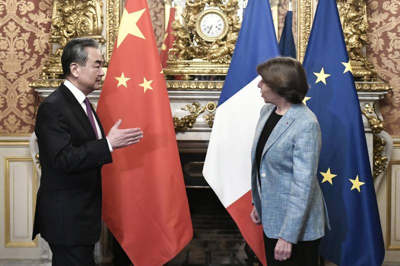 French President Emmanuel Macron and China\'s top diplomat Wang Yi agreed to contribute \