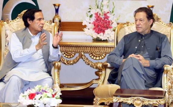 Pervaiz Elahi reaches Imran’s house for meeting