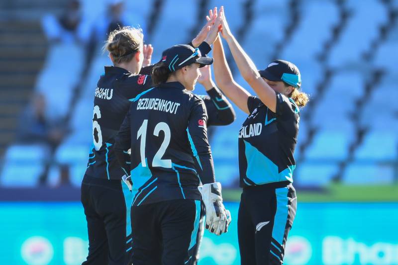 New Zealand emerge from stragglers to keep dream alive