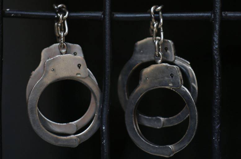 Family members of Karachi police attack suspect in custody 