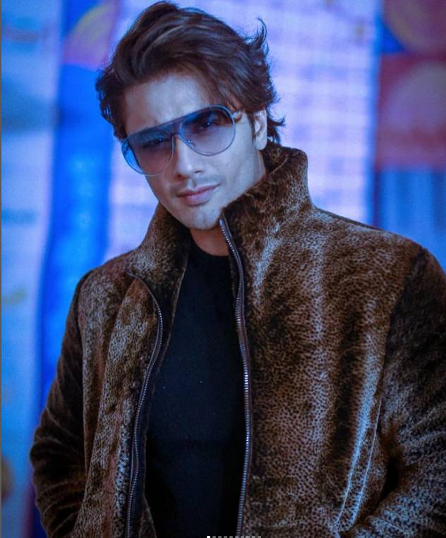 Ali Zafar pays tribute to Javed Akhtar at Faiz Festival