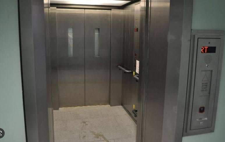 Several injured as another lift falls in Karachi