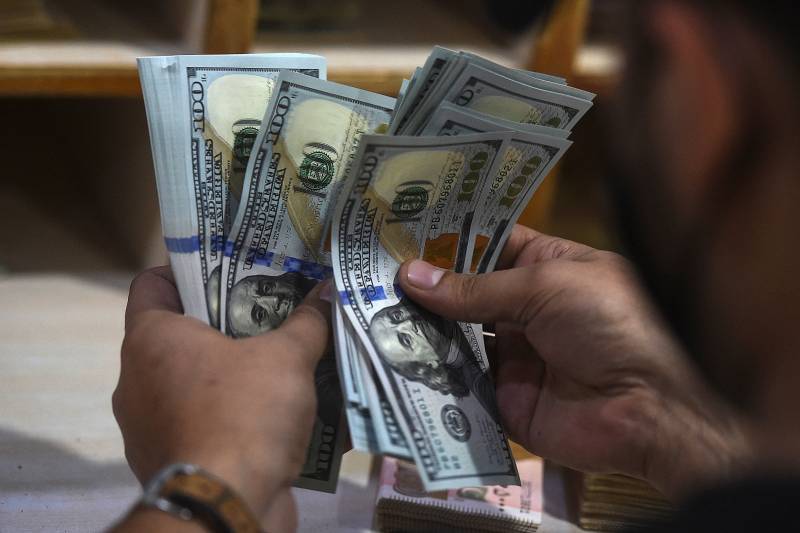 Pakistani rupee sinks US dollar in interbank business