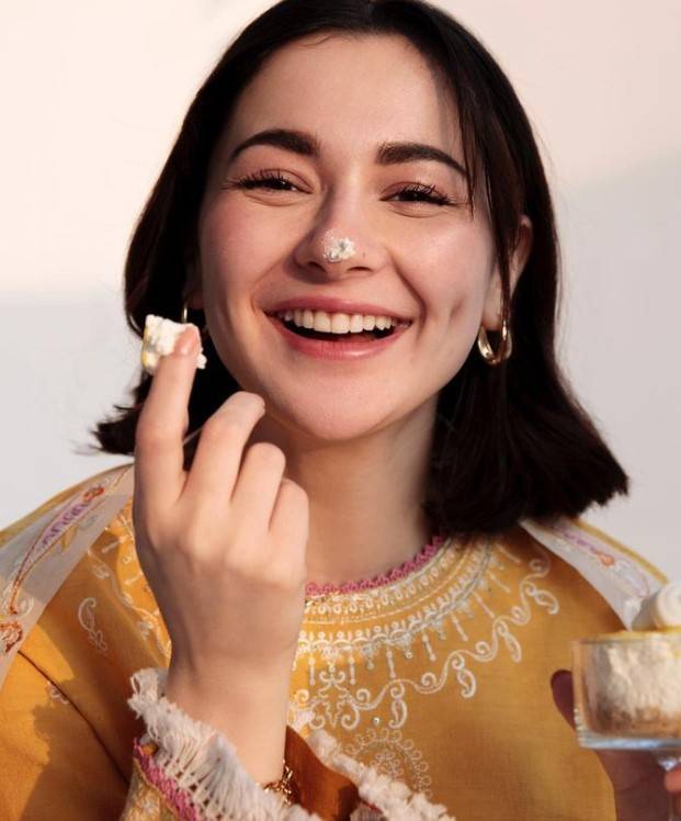 Hania Amir now celebrates birthday with showbiz family 