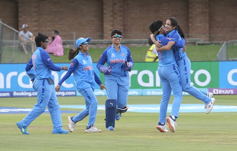 India's Renuka Singh Thakur (R) celebrates with teammates after the dismissal of Ireland's Orla Prendergast. AFP