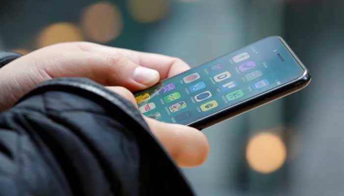 Ban imposed on use of smartphones by Sindh cops during duty time