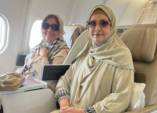 Saba Faisal and Seemi Pasha perform Umrah together