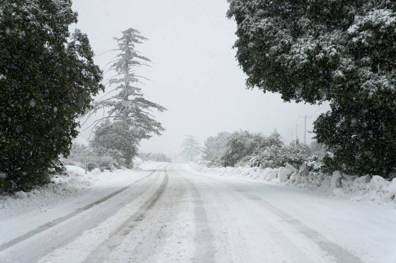 Heavy snow hits southern California