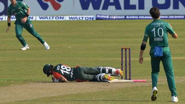 Shaheen Shah Afridi breaks bat first then wicket   