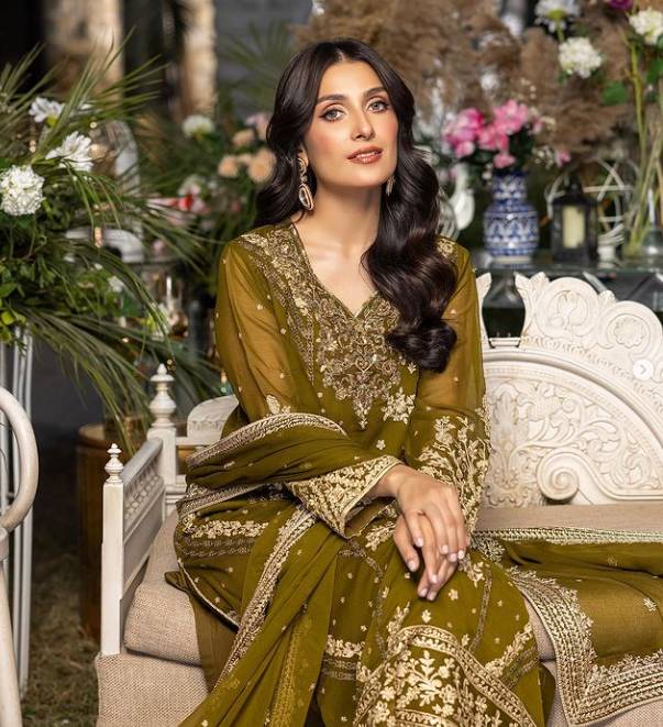 Ayeza Khan’s photoshoot soothes netizens’ eyes