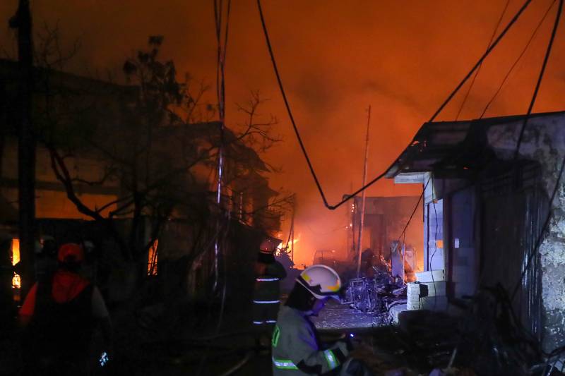 16 killed in fire at Indonesia fuel storage depot