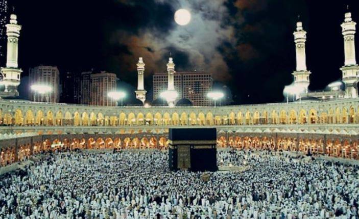 Moon aligning directly above Kaaba at 12:43am PST