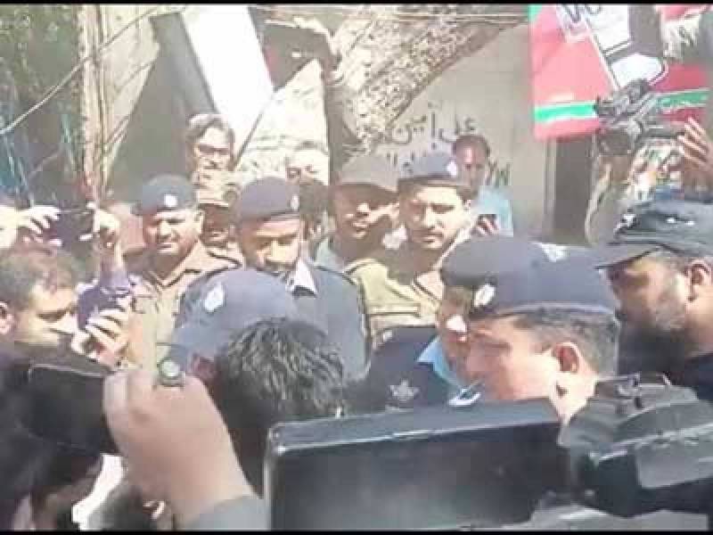 Imran's security prevents NAB team from entering Zaman Park house
