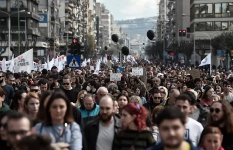 Clashes erupt as tens of thousands protest Greek train tragedy