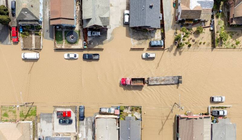 California scrambles to fix levee as another storm looms