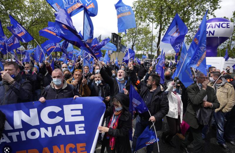  French police move to clear parliament protesters