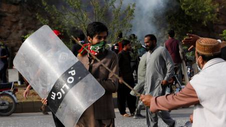 Lahore’s judicial complex turns into battleground as two groups clash