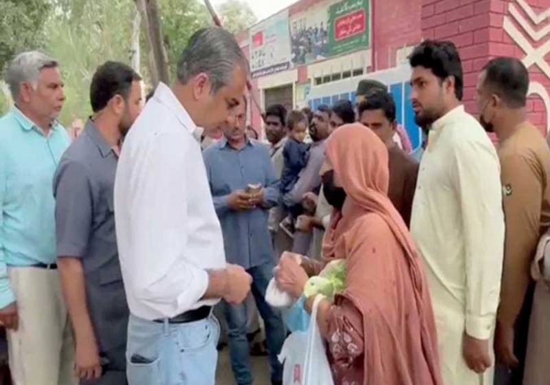 Punjab CM’s surprise visit to flour supply centre in Lahore