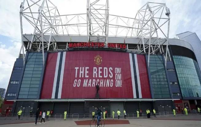 Battle to buy Man Utd heats up as Qatar banker, British billionaire prepare fresh bids