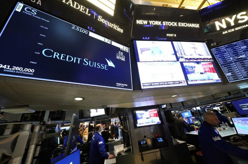 Bank shares sink as contagion fears return