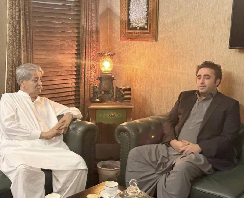 FM Bilawal holds talks with Naveed Qamar