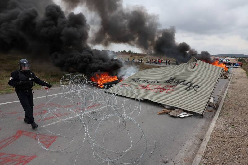 Macron holds crisis meeting as more France protests loom