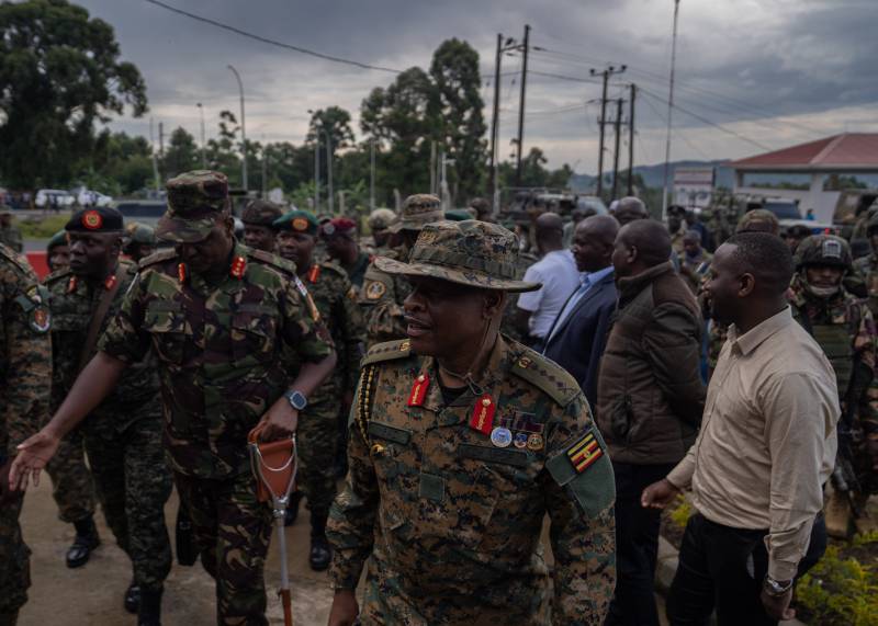 Uganda Chief of Defense Forces General Wilson Mbadi (C), head of the Uganda People's Defence Force (UPDF), arrives in the Ugandan town of Bunagana, on the border with the Democratic Republic of Congo. AFP