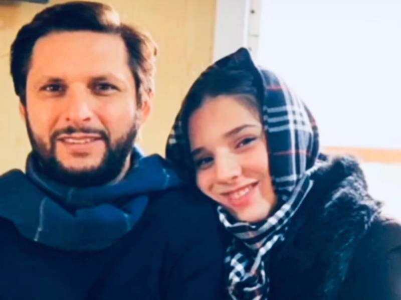 Humble Shahid Afridi lets daughter Ansha make speech, and netizens love it