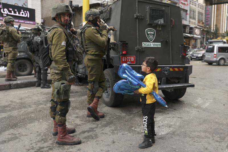 Israeli security forces deploy during a visit by Jewish settlers and tourists to the tomb of Othniel ben Kenaz in area H1 controlled by Palestinian authorities in Hebron city in the occupied West Bank. AFP