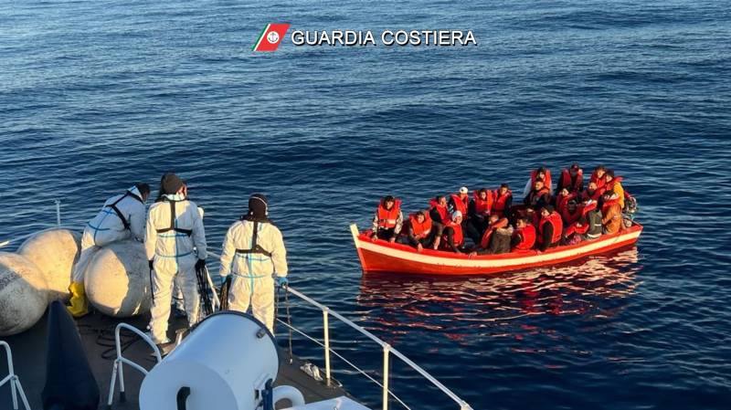 Italy coast guard battles to save thousands of migrants at sea