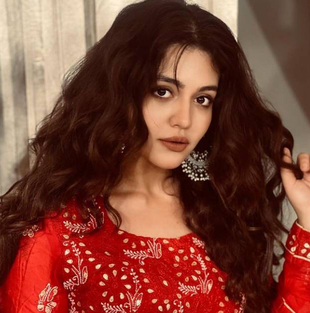 Zara Noor likens her curly hair to music: Fan detonates ‘BOMB COMMENT’
