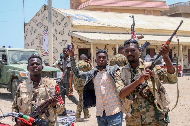 Fighting rages in Sudan as death toll passes 100