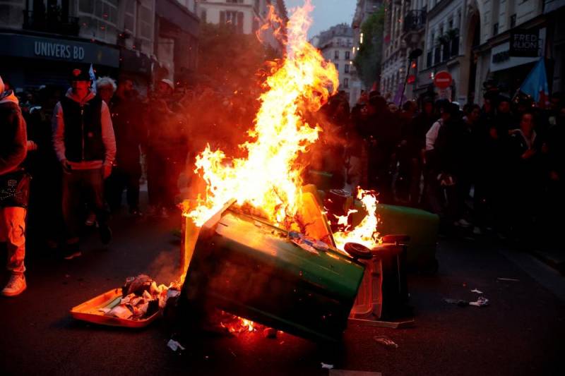 Thieves loot gold shop during French pension protest