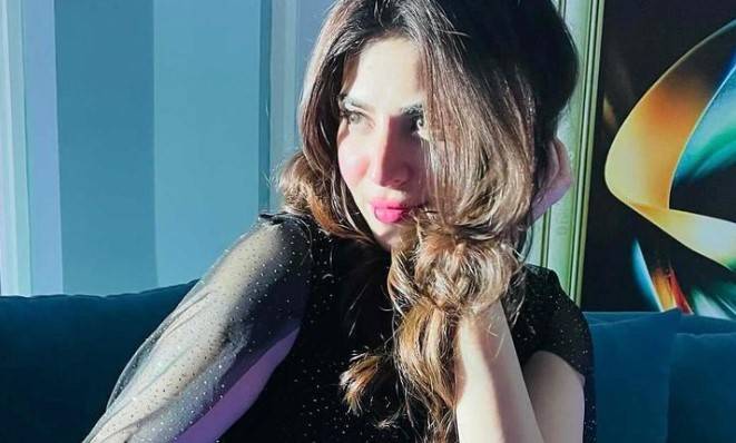 Lady in Black: Naimal Khawar's new shots take internet by storm 