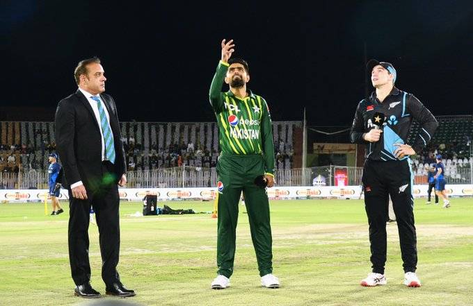 Pakistan send New Zealand in to bat in fourth T20
