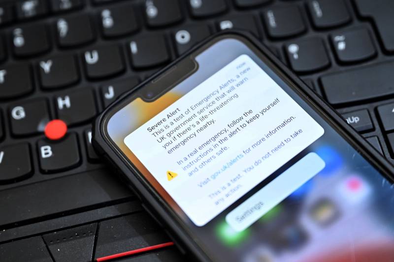 UK tests alert system on millions of phones