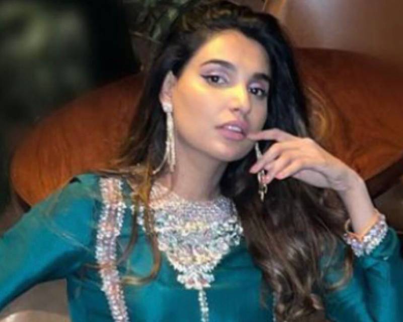 Amna Ilyas receives another DARK SKIN jibe over her latest Eid look 