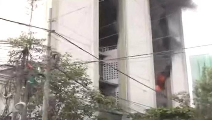 Fire breaks out in multi-storey Karachi building