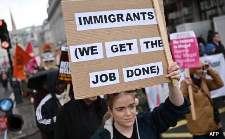 Thousands protest against French govt's migration plans